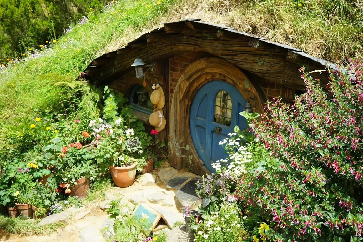 Totale des Hobbiton-Filmsets in Matamata, Neuseeland.