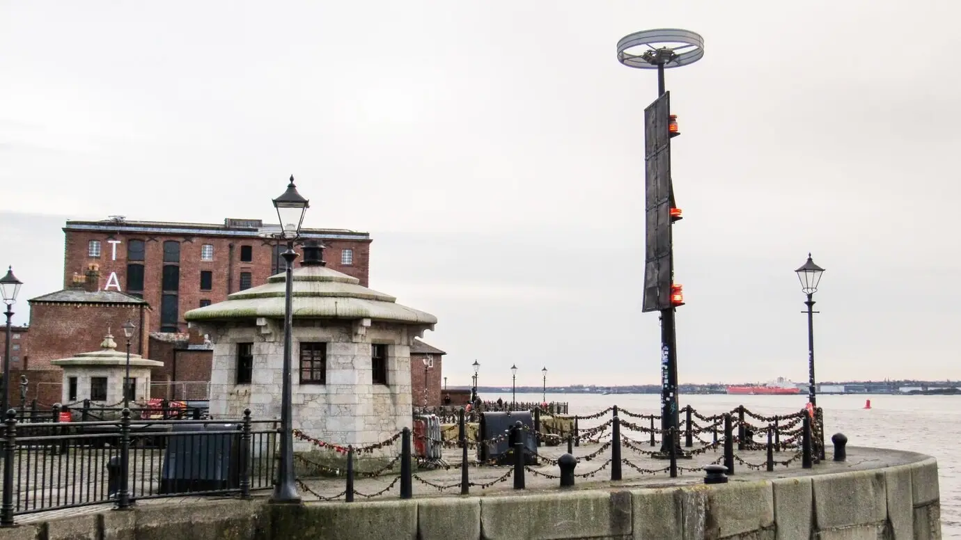 Blick auf das Royal Albert Dock in Liverpool, Vereinigtes Königreich, mit alten Gebäuden und dem Ufer des Flusses Mersey.