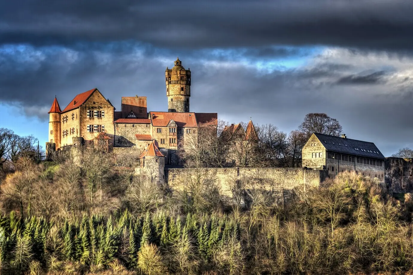 Schönes historisches Schloss unter dem dunklen, wolkenverhangenen Himmel.